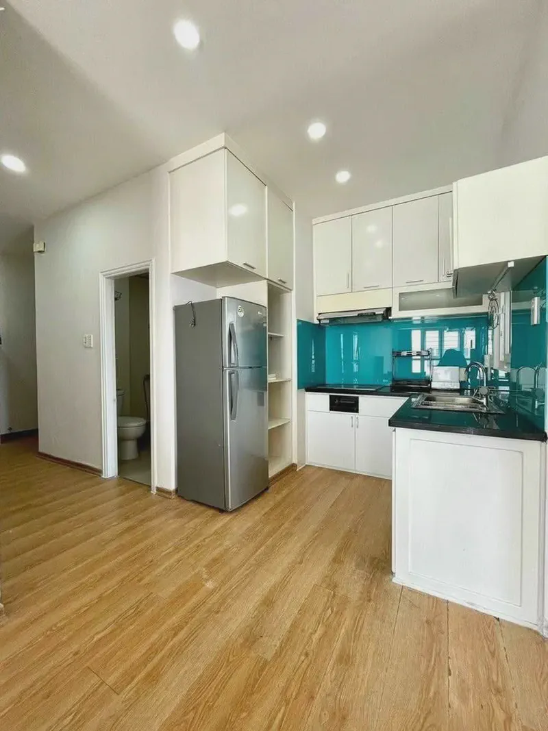 Da Nang Plaza 2-Bedroom 79m² for rent in Hai Chau, Da Nang — kitchen and dining