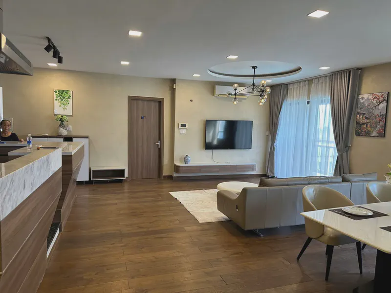 Da Nang Plaza Penthouse 306m² for rent in Hai Chau, Da Nang — kitchen and dining