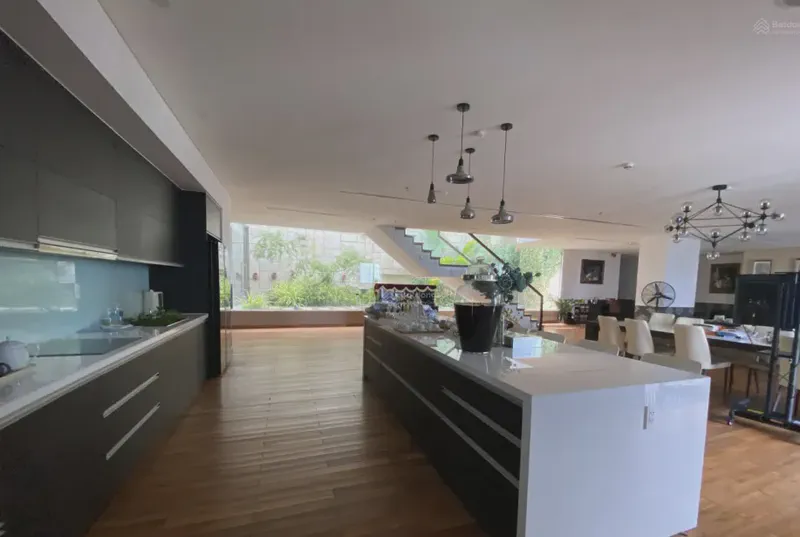 F.Home Penthouse 5-Bedroom 350m² for rent in Hai Chau, Da Nang — kitchen and dining