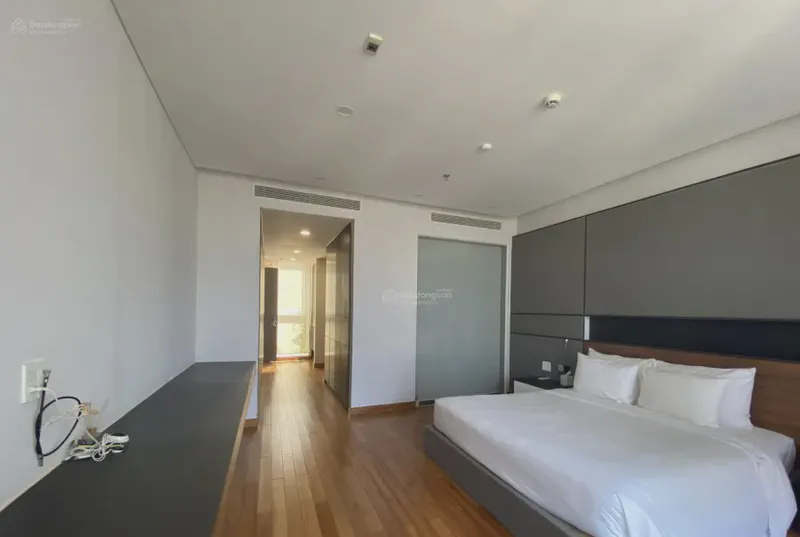F.Home Penthouse 5-Bedroom 350m² for rent in Hai Chau, Da Nang — bathroom (photo 4 of 12)