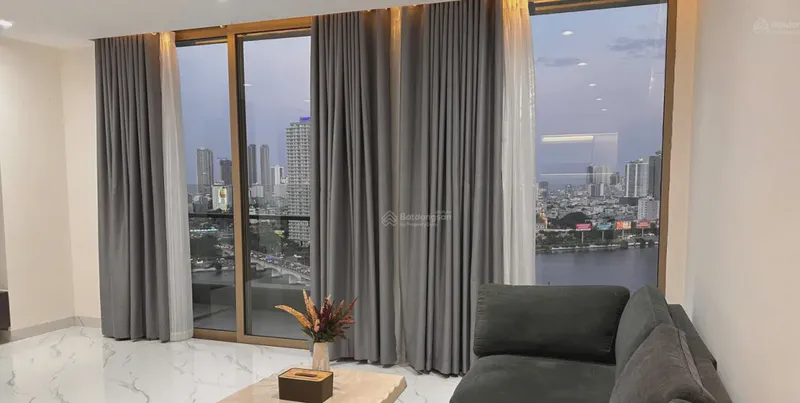Hilton Residences River View 2-Bedroom 114m² for rent in Hai Chau, Da Nang — kitchen and dining