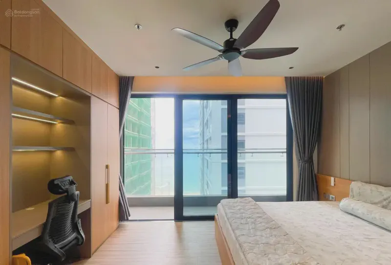 Da Nang Times Square Sea View 1-Bedroom 45m² for rent in Phuoc My, Da Nang — kitchen and dining